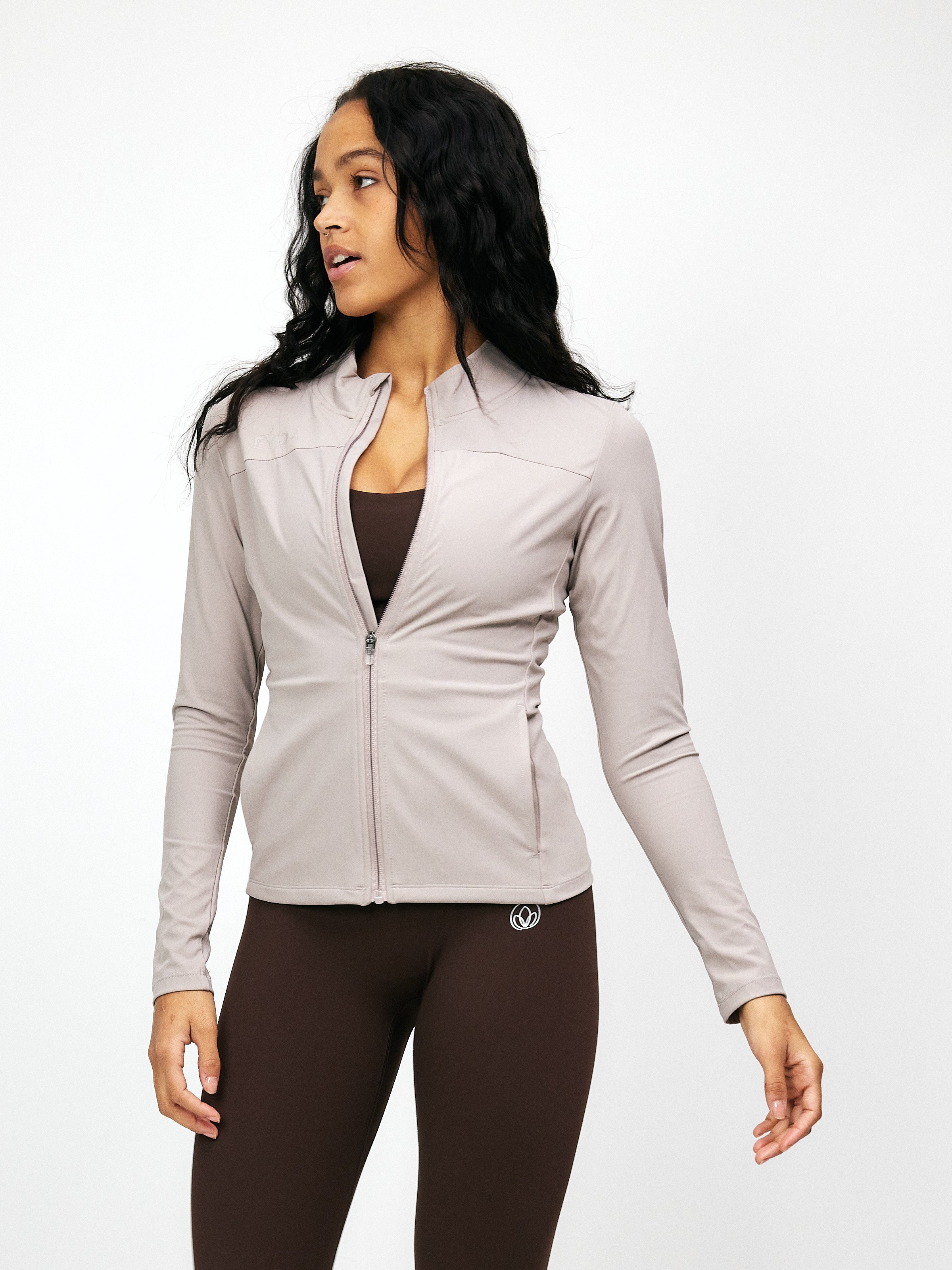 Damenbluse mit Reißverschluss in Taupe, figurbetont, langärmelig. Perfekt für Freizeit und Sport. Modetrend, bequeme Passform, vielseitig.