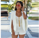 Elegantes weißes Cape-Overall-Outfit für Damen, ideal für Sommermode. Perfekt kombiniert mit goldenen Accessoires und Sonnenbrille.
