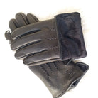 Schwarze Lederhandschuhe mit weichem Fellfutter, ideal für Wintermode. Hochwertige Materialien, stilvoll und warm. Perfekt für kalte Tage.