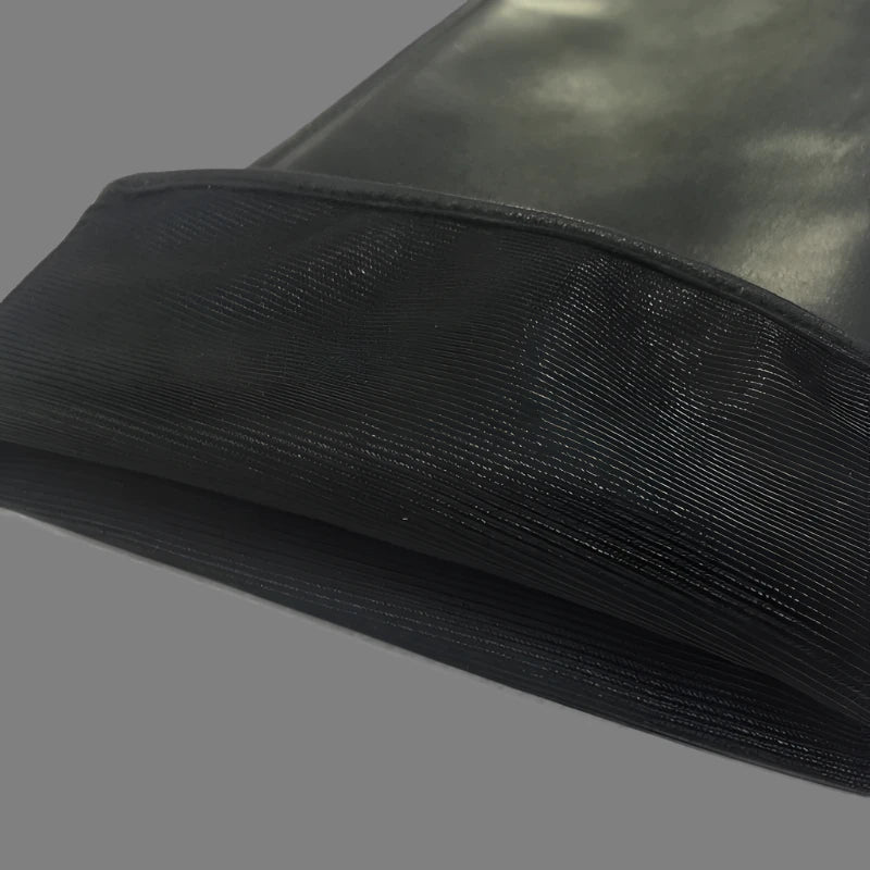 Schwarze wasserdichte Tasche, robust und langlebig, ideal für Outdoor-Aktivitäten. Perfekt für den Schutz von Elektronik und persönlichen Gegenständen.