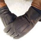 Hochwertige schwarze Lederhandschuhe für Herren, stilvoll und warm, ideal für Wintermode. Perfekt für elegante und funktionale Outfits.
