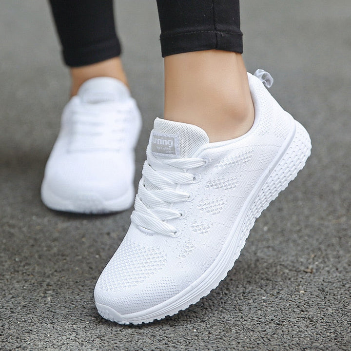 Weiße Damen-Sneaker, atmungsaktiv und leicht, ideal für Laufen und Fitness. Modische Sportschuhe mit rutschfester Sohle für optimalen Komfort.