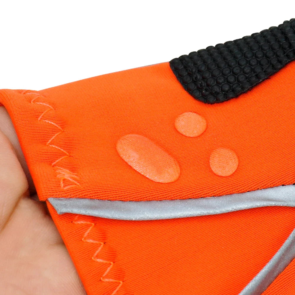 Orangefarbener Neopren-Handschuh mit rutschfestem Griff und reflektierenden Elementen, ideal für Outdoor-Sportarten und Sicherheit.