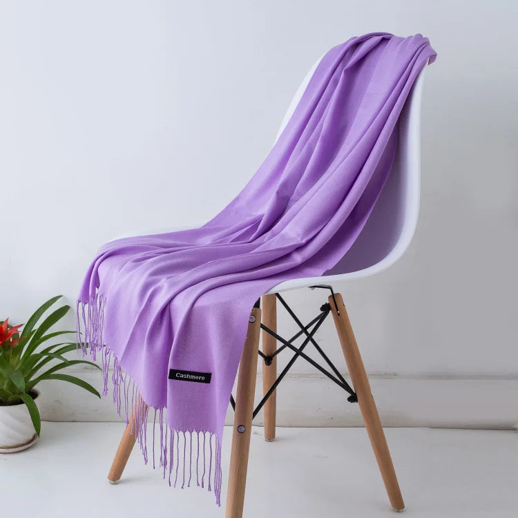 Lila Kaschmirschal auf modernem Stuhl, weiches Material, elegantes Design, perfekte Wintermode, luxuriöses Accessoire, stilvolle Dekoration.
