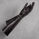 Lange schwarze Lederhandschuhe, elegant und stilvoll, ideal für Abendmode und besondere Anlässe. Hochwertiges Material, zeitloses Design.