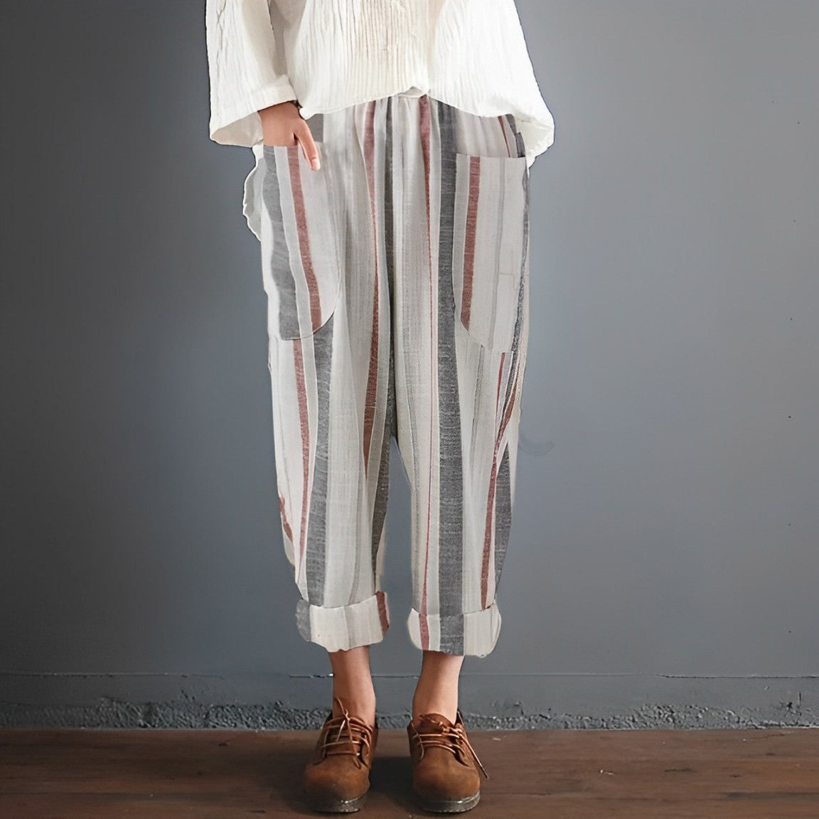 Damenhose mit Streifenmuster, lässig geschnitten, aus Baumwolle, ideal für Freizeitmode. Perfekt kombinierbar mit weißen Oberteilen.