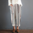 Damenhose mit Streifenmuster, lässig geschnitten, aus Baumwolle, ideal für Freizeitmode. Perfekt kombinierbar mit weißen Oberteilen.