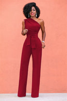 Eleganter roter Ein-Schulter-Jumpsuit für Damen, ideal für Abendveranstaltungen. Modischer Look, hochwertiger Stoff, perfekte Passform.