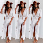Damen-Sommerkleid in Weiß mit tiefem V-Ausschnitt und Spitzen-Details, kombiniert mit braunem Hut. Perfekt für Strandmode und Boho-Stil.