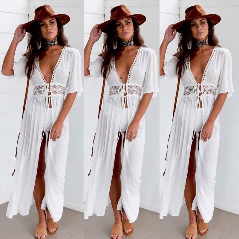 Damen-Sommerkleid in Weiß mit tiefem V-Ausschnitt und Spitzen-Details, kombiniert mit braunem Hut. Perfekt für Strandmode und Boho-Stil.