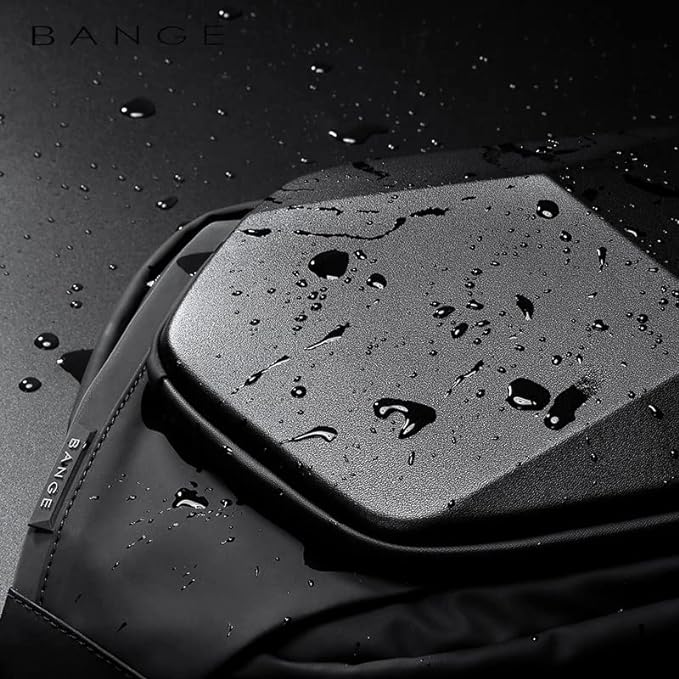 Wasserdichter schwarzer Hardshell-Rucksack von Bange mit Regentropfen auf der Oberfläche.