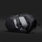 Schwarze Hardshell-Tasche, wasserdicht, mit verstellbarem Gurt, ideal für Reisen und Outdoor.