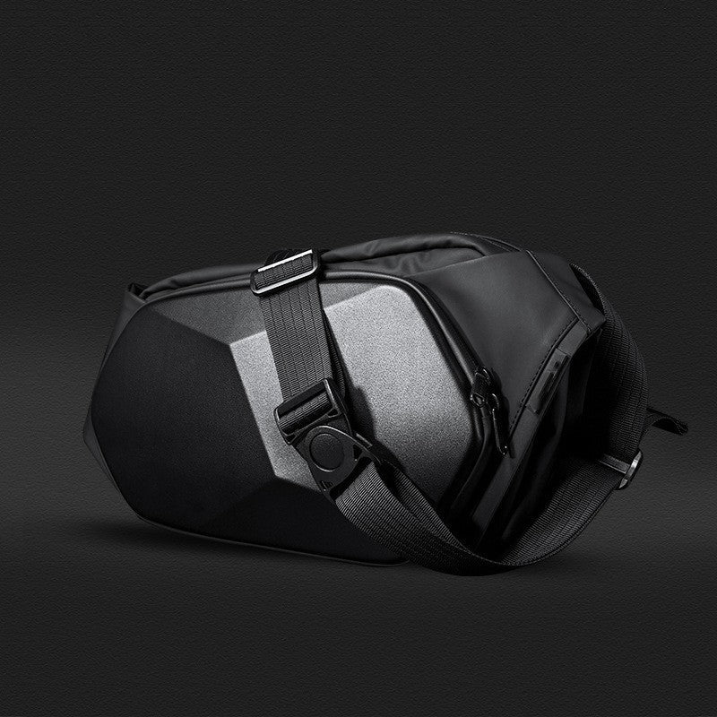 Schwarze Hardshell-Tasche, wasserdicht, mit verstellbarem Gurt, ideal für Reisen und Outdoor.