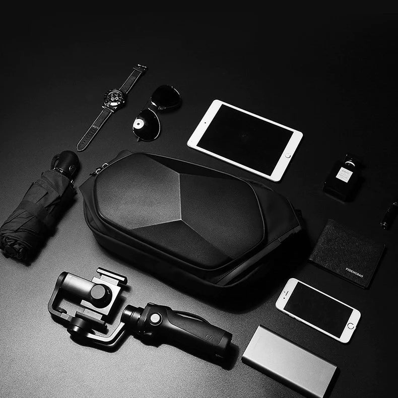 Schwarze Hardshell-Tasche mit Zubehör: Smartphone, Tablet, Uhr, Sonnenbrille, Regenschirm.