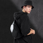 Mann mit schwarzer Hardshell-Tasche, modischer Rucksack, urbaner Stil, Outdoor-Accessoire.