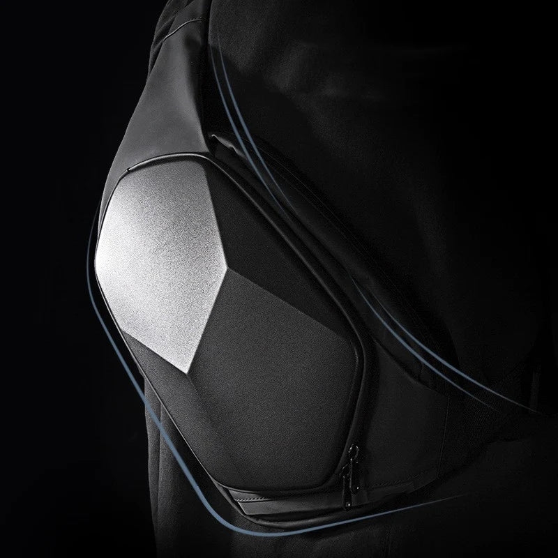 Schwarzer Hardshell-Rucksack, ergonomisch, wasserabweisend, modernes Design, für Reisen.