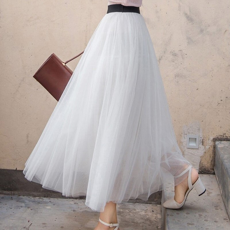 Eleganter weißer Tüllrock für Damen, ideal für festliche Anlässe. Luftig, modisch und vielseitig kombinierbar. Perfekt für stilvolle Outfits.