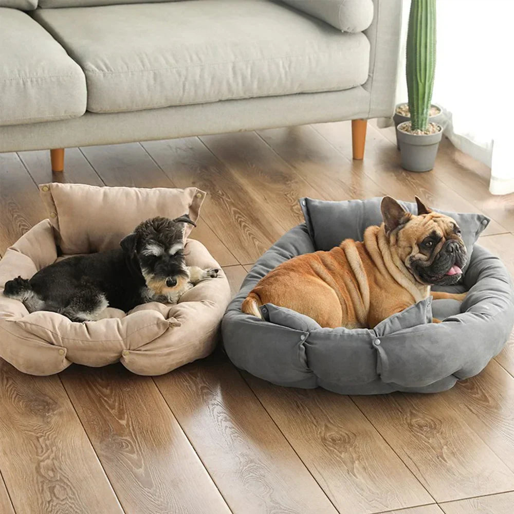 Zwei Hunde in bequemen, runden Hundebetten aus Stoff, beige und grau, auf Holzboden.