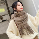 Damenmode: Eleganter, beiger Schal aus weichem Material, ideal für Herbst und Winter. Perfekt kombinierbar mit lässigen Outfits.