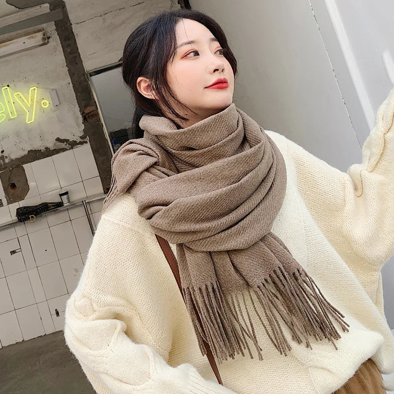Damenmode: Eleganter, beiger Schal aus weichem Material, ideal für Herbst und Winter. Perfekt kombinierbar mit lässigen Outfits.
