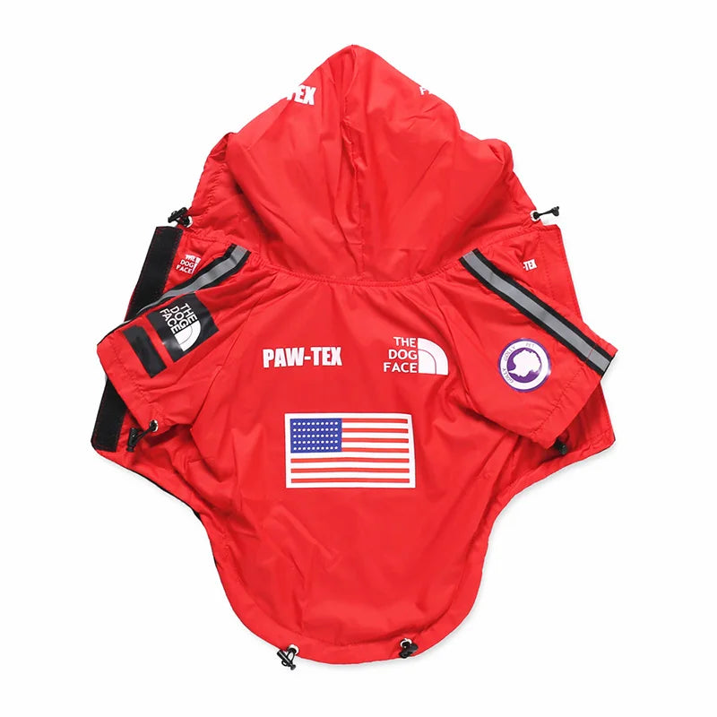 Rote Hundejacke mit Kapuze, inspiriert von Outdoor-Marken, mit USA-Flagge und Logos. Wetterfest, ideal für aktive Hunde.