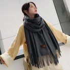 Dunkelgrauer Schal aus Kaschmir, weich und warm, ideal für Herbst und Winter. Modisches Accessoire für Damen, vielseitig kombinierbar.