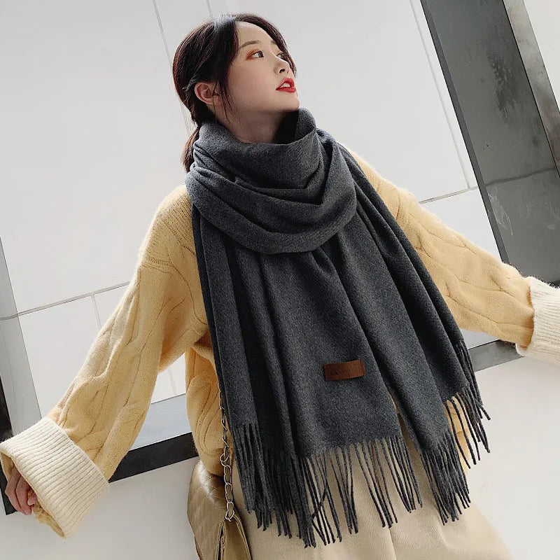 Dunkelgrauer Schal aus Kaschmir, weich und warm, ideal für Herbst und Winter. Modisches Accessoire für Damen, vielseitig kombinierbar.