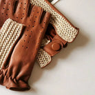 Hochwertige braune Lederhandschuhe mit gehäkeltem Design, ideal für stilvolle Autofahrten. Perfekt für Herrenmode und Accessoires.