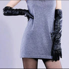 Damenmode: Elegantes graues Minikleid kombiniert mit langen schwarzen Lederhandschuhen. Stilvoller Look für Herbst und Winter.
