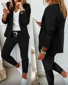 Damenanzug in Schwarz, lässig-elegant mit Blazer und Jogginghose, ideal für Business-Casual-Looks. Perfekt kombiniert mit weißen Sneakern.