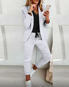 Damenanzug in Weiß, lässig-elegant, mit Blazer und Hose. Perfekt für Business und Freizeit. Modetrend 2023, stilvoll und vielseitig.