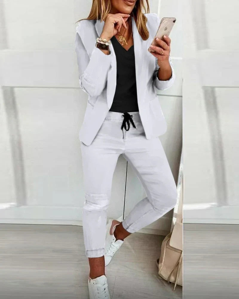 Damenanzug in Weiß, lässig-elegant, mit Blazer und Hose. Perfekt für Business und Freizeit. Modetrend 2023, stilvoll und vielseitig.