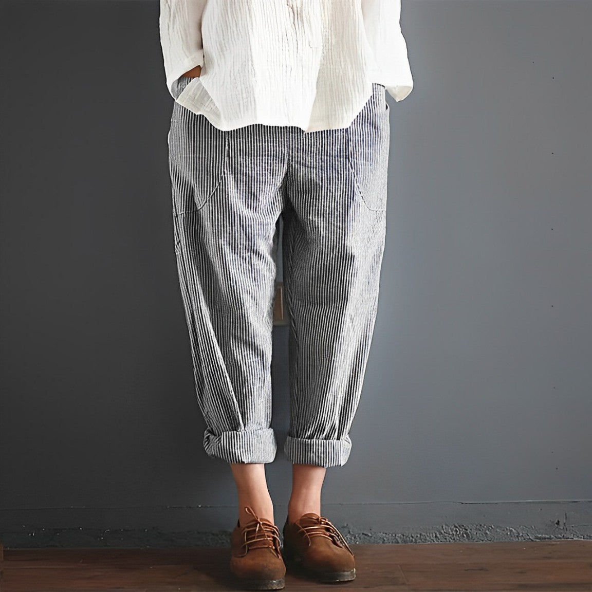 Damenhose mit Nadelstreifen, lässig geschnitten, aus Baumwolle. Perfekt für Freizeit und Alltag. Modetrend 2023, bequem und stilvoll.