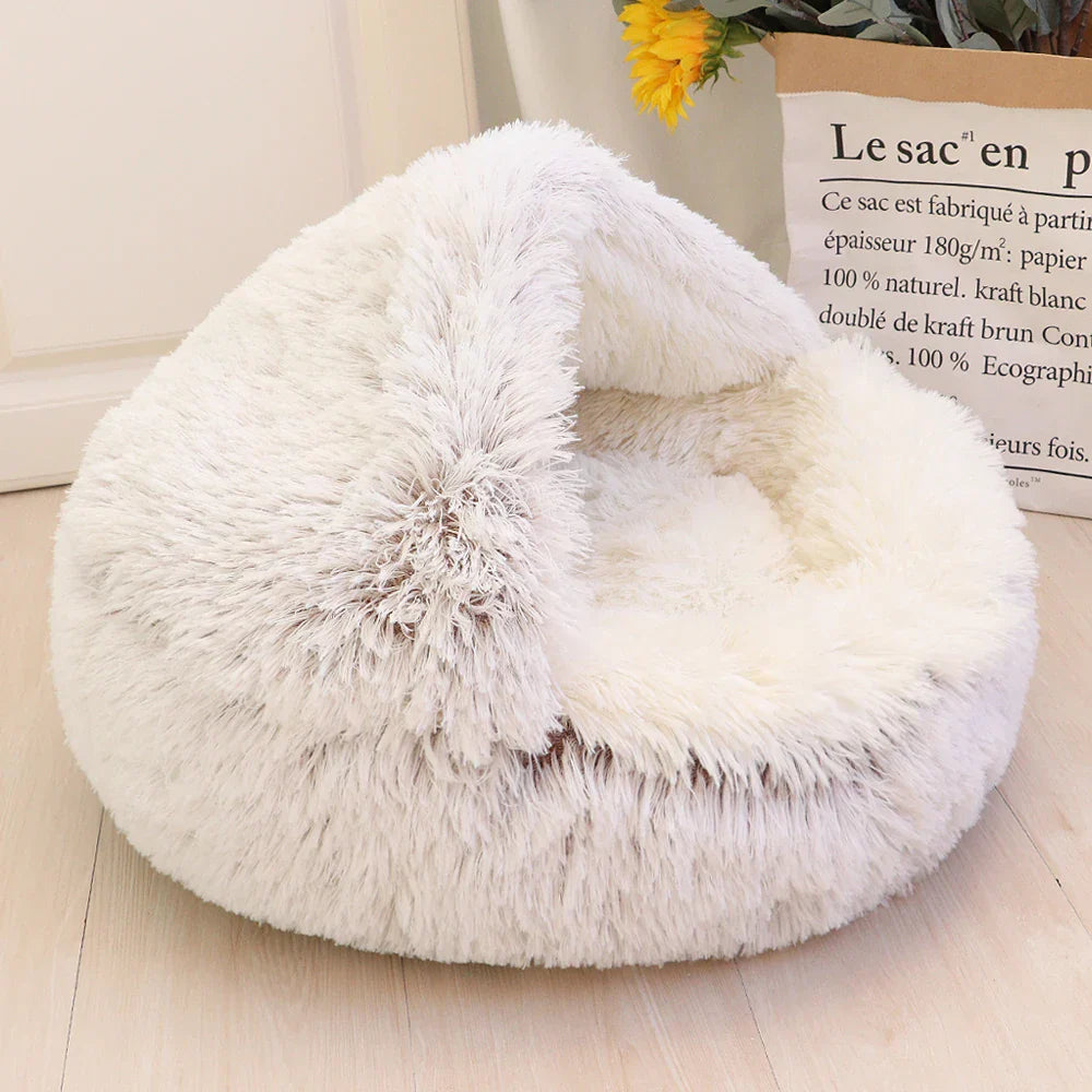 Kuscheliges weißes Katzenbett aus Plüsch, rund, gemütlich, ideal für Haustiere, modernes Design.