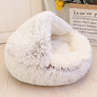 Kuscheliges weißes Katzenbett aus Plüsch, rund, gemütlich, ideal für Haustiere, modernes Design.