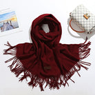 Eleganter roter Schal mit Fransen aus weichem Material, ideal für Herbst und Winter. Perfektes Accessoire für stilvolle Damenmode.