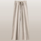 Beige Damenhose mit weitem Bein und Kordelzug, ideal für lässige Outfits. Perfekt für Komfort und Stil im Alltag. Hochwertige Stoffqualität.
