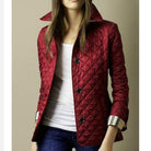 Damenjacke in Rot, gesteppt, mit Reverskragen. Modisch, elegant, ideal für Herbst und Winter. Perfekt für stilvolle, warme Outfits.