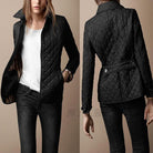 Schwarze gesteppte Damenjacke, tailliert, mit Reverskragen. Perfekt für Herbst und Winter. Modisch, elegant, vielseitig kombinierbar.
