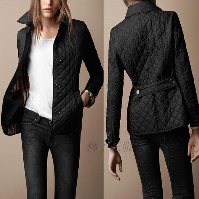 Schwarze gesteppte Damenjacke, tailliert, mit Reverskragen. Perfekt für Herbst und Winter. Modisch, elegant, vielseitig kombinierbar.