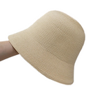 Beiger Damenhut aus Stroh, Sommerhut, modisch, elegant, Sonnenschutz, Accessoire.