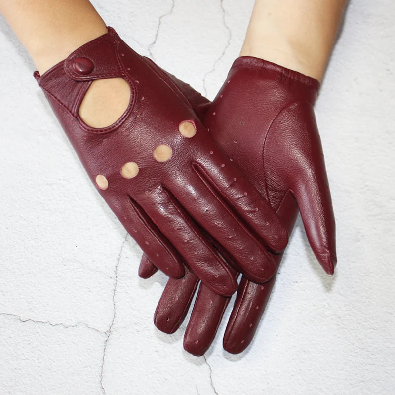 Damenhandschuhe aus weichem, burgunderrotem Leder mit stilvollen Cut-Outs und Knopfverschluss. Perfekt für Herbstmode und elegante Outfits.