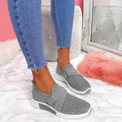 Graue Damen-Sneaker mit Klettverschluss, rutschfest und bequem. Ideal für verbesserte Laufhaltung. Perfekt für Alltag und Freizeit.