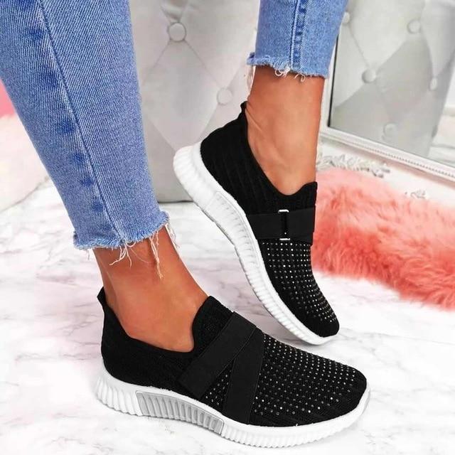 Schwarze Damen-Sneaker mit Klettverschluss, rutschfeste Sohle, ideal für verbesserte Laufhaltung. Modisch, bequem, vielseitig einsetzbar.