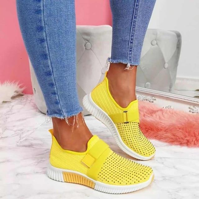 Gelbe Damen-Sneaker mit Klettverschluss, atmungsaktivem Mesh-Obermaterial und weißer Sohle. Perfekt für bequeme, stilvolle Alltagslooks.
