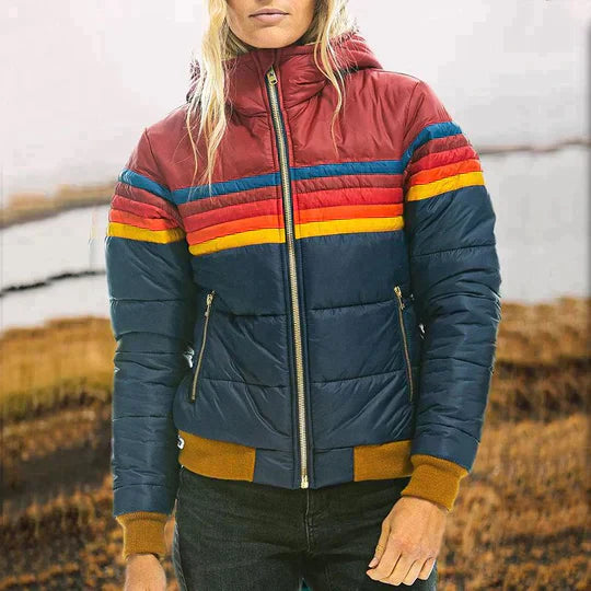 Damen Plüschmantel mit Kapuze, gesteppt, in Rot und Blau mit bunten Streifen. Winterjacke, warm, modisch, ideal für kalte Tage.