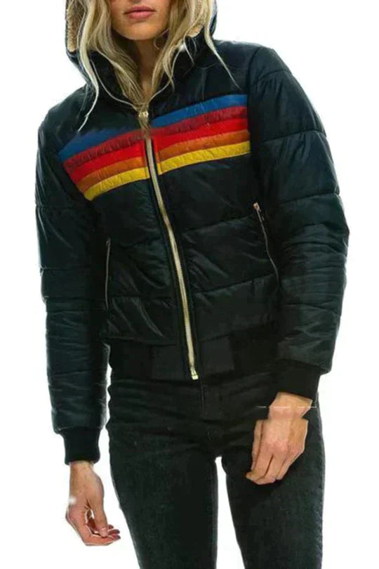 Damen Plüschmantel mit Kapuze, gesteppt, schwarz, bunte Streifen, Reißverschluss. Modische Winterjacke, warm und stilvoll für kalte Tage.