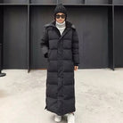 Langer schwarzer Daunenmantel für Damen, ideal für Wintermode. Stilvoll und warm, perfekt für kalte Tage. Trendige Winterbekleidung.