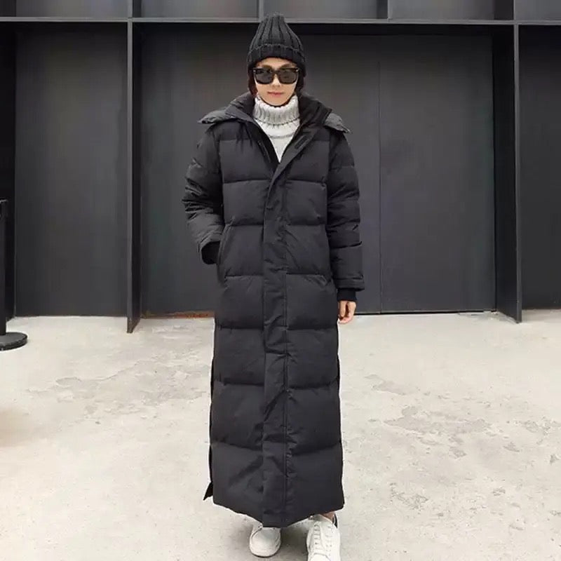 Langer schwarzer Daunenmantel für Damen, ideal für Wintermode. Stilvoll und warm, perfekt für kalte Tage. Trendige Winterbekleidung.