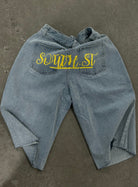 Graue Jeans mit gelbem "SOWELT"-Schriftzug auf den Gesäßtaschen, lässiger Stil, modische Streetwear, ideal für trendige Outfits.